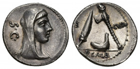 REPÚBLICA ROMANA. SULPICIA. P. Sulpicius Galba. Denario. Roma (69 a.C.). A/ Cabeza de Vesta a der., detrás S C. R/ Cuchillo, símpulo y hacha, en campo...