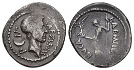 PERIODO DE JULIO CÉSAR A AUGUSTO. CÉSAR. L. Aemilius Buca. Denario. Roma (44 a.C.). A/ Cabeza laureada a der., delante CAESAR IM, detrás P-creciente M...