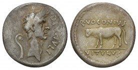 PERIODO DE JULIO CÉSAR A AUGUSTO. CÉSAR. Quintus Voconiuis Vitulus. Denario. Roma (40 a.C.). A/ Cabeza laureada a der., detrás lituus; DIVI IVLI. R/ T...