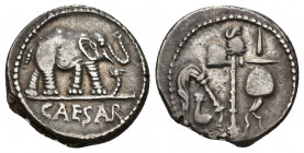 PERIODO DE JULIO CÉSAR A AUGUSTO. CÉSAR. Denario. Ceca móvil (49-48 a.C.). A/ Elefante a der. pisando carnyx galo, en exergo CAESAR. R/ Instrumentos p...