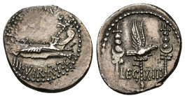 PERIODO DE JULIO CÉSAR A AUGUSTO. MARCO ANTONIO. Denario. Ceca móvil (32-31 a.C.). A/ Galera a der.; (ANT. AVG) III VIR R P C. R/ Aquila entre dos sig...