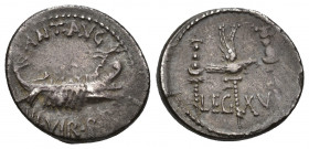 PERIODO DE JULIO CÉSAR A AUGUSTO. MARCO ANTONIO. Denario. Ceca móvil (32-31). A/ Galera a der.; ANT. AVG III VIR. R. P. C. R/ Aquila entre dos signa; ...