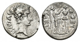 PERIODO DE JULIO CÉSAR A AUGUSTO. AUGUSTO. Quinario. Emerita (25-23 a.C.). A/ Cabeza de Augusto a der.; AVGVST. R/ Victoria a der. coronando trofeo, a...
