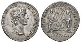 PERIODO DE JULIO CÉSAR A AUGUSTO. AUGUSTO. Denario. Lugdunum (7-6 a.C.). A/ Cabeza laureada de Augusto a der. R/ Los césares Cayo y Lucio con lanzas y...