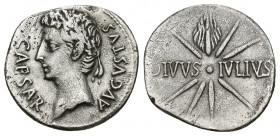 PERIODO DE JULIO CÉSAR A AUGUSTO. AUGUSTO. Denario. Caesaraugusta (19-18 a.C.). A/ Cabeza laureada de Augusto a izq.; CAESAR AVGVSTVS. R/ Cometa de oc...