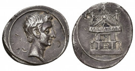 PERIODO DE JULIO CÉSAR A AUGUSTO. AUGUSTO. Denario. Ceca incierta (29-27 a. C.). A/ Cabeza a der. R/ Templo columnado, en el vértice Victoria y en los...