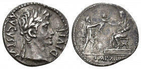 PERIODO DE JULIO CÉSAR A AUGUSTO. AUGUSTO. Denario. Lugdunum (9 a.C.). A/ Cabeza laureada a der.; AVGVSTVS DIVI F. R/ Augusto togado sentado en plataf...