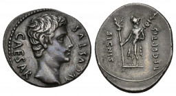 PERIODO DE JULIO CÉSAR A AUGUSTO. AUGUSTO. Denario. Colonia Patricia (19 a.C.). A/ Cabeza a der.; CAESAR AVGVSTVS. R/ Marte a izq. mirando atrás con a...