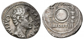 PERIODO DE JULIO CÉSAR A AUGUSTO. AUGUSTO. Denario. Colonia Patricia (19-15 a. C.). A/ Cabeza a der.; CAESAR AVGVSTVS. R/ Escudo redondo con C(LV) fla...