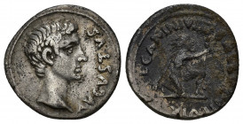 PERIODO DE JULIO CÉSAR A AUGUSTO. AUGUSTO. L. Caninius Gallus. Denario. Roma (12 a.C.). A/ Cabeza de Augusto a der.; AVGVSTVS. R/ Bárbaro arrodillado ...