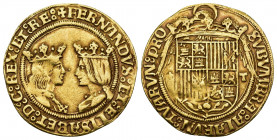 REYES CATÓLICOS. Doble excelente. Toledo. Escudo entre cruz de puntos y T. AC-748. AU 6,94 g. 28,4 mm. MBC. Muy escasa.