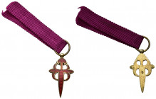 ALFONSO XIII. Orden de Santiago. Miniatura de la cruz-espada (2 cm.) en oro y esmalte con cinta. G-463 vte. EBC+.