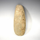 PREHISTORIA. Neolítico-Calcolítico. Hacha (c. 3000 - 1700 a. C). Cuarcita. Altura 21,5 cm.