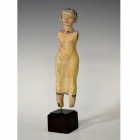 ANTIGUO EGIPTO. Estatuilla femenina, con vestido largo y peluca nubia. Imperio Medio (c. 2050-1750 a. C.). Madera con estuco policromado. Altura 19 cm...