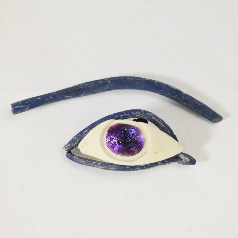 ANTIGUO EGIPTO. Contorno de ojo en vidrio azul, con pupila. Dinastía XVIII (c. 1...