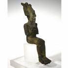 ANTIGUO EGIPTO. Estatua de Osiris sedente, con ojos incrustados. Dinastía XXVI (664-525 a. C). Bronce. Altura 13,5 cm. Ex Archea Amsterdam (Países Baj...