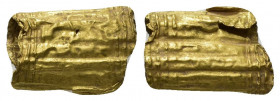 MUNDO ANTIGUO. Greco-romano. Fragmento hueco (ss. VI-V a.C.). Oro. Longitud 18mm.
