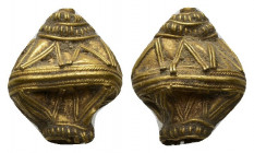 MUNDO ANTIGUO. Greco-romano. Fragmento de colgante con decoración geométrica (s. V-III a.C). Oro. Altura 1,6 cm.