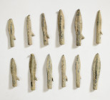 HISPANIA ANTIGUA. Fenicio-púnico. Lote de 12 puntas de flecha, de doble filo y anzuelo (ss. VII-V a.C.). Bronce. Longitud 3,6-4,9 cm.