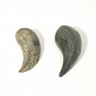 ROMA. República romana. Lote de 2 pre-monedas, Aes Formatum, en forma de lágrima (ss. VI-III s a.C.). Bronce. Longitud 4 y 4,5 cm.