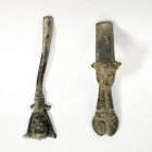 ROMA. Imperio Romano. Lote de 2 objetos: pie / soporte de trípode, en forma de fauno y asa de jarro con representación de cabeza masculina (ss. II-IV ...