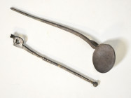 ROMA. Imperio Romano. Lote de 2 objetos de instrumental médico: una cuchara y un cabo de cuchara (ss. II-IV d.C.). Plata. Longitud 10 cm y 13, 5 cm.