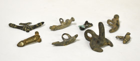 ROMA. Imperio Romano. Lote de 7 amuletos fálicos y 1 higa: uno de ellos simple sin anilla, cinco simples con anilla, uno doble con higa y una higa con...