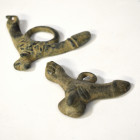 ROMA. Imperio Romano. Lote de 2 amuletos fálicos dobles, con higa y anilla (ss. I-II d.C.). Bronce. Longitud 6,2 cm y 6,7 cm.