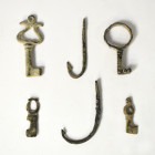 ROMA. Imperio Romano. Lote de 5 objetos: dos anzuelos y cuatro llaves (ss. I-IV d.C.). Bronce. Longitud de 2,5 a 4,5 cm.