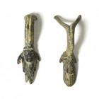 ROMA. Imperio Romano. Lote de 2 figuras en forma de cabezas de bóvidos (ss. I-III d. C). Bronce. Longitud 6 cm.