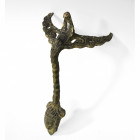 ROMA. Imperio Romano. Asa de jarra (ss. I-III d.C.). Bronce. Remate con cabeza femenina y parte superior con volutas y roleos. Altura 18 cm.