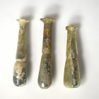 ROMA. Imperio Romano. Lote de 3 ungüentarios en forma de lagrimal con cintura (ss. I-II d.C.). Vidrio. Altura 9,2-10,5 cm. Presenta irisaciones.
