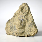 ROMA. Imperio Romano. Placa triangular, con representación de cabeza femenina de frente con arandela (ss. I-IV d.C.). Plomo. Altura 7,2 cm.