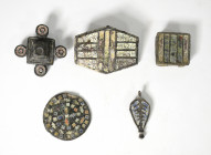 ROMA. Bajo Imperio. Lote de 5 bronces tardorromanos: tres apliques, un colgante y disco circular con decoración de pasta vítrea polícroma (ss. IV-V d....