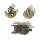 ROMA y PERÍODO VISIGODO. Lote de 2 botones dobles y una hebilla (ss. III d.C. y VII-VIII d.C.). Dos con forma de pelta o flor de lis y hebilla lirifor...