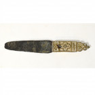 PUEBLOS GERMÁNICOS. Período visigodo. Cuchillo (ss. IV-VII d. C). Bronce. Longitud 24,7 cm.