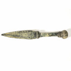 PERIODO MEDIEVAL. Cuchillo con mango decorado (ss. XII-XIV d.C.). Bronce. Longitud 24,7 cm.