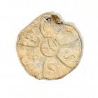 EDAD MODERNA. Placa circular (XV-XVI d.C.). Plomo. Cruz central e inscripción alrededor SSVEC. Diámetro 4,1 cm.