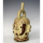 PREHISPÁNICO. Botella antropomorfa con asa de estribo . Cultura Moche (150-700 d. C). Cerámica policromada. Altura 24,5 cm.