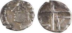 Massalia, obole au type d'Apollon, c.350-220 av. J.-C
A/Anépigraphe
Tête d'Apollon à gauche, avec favori et corne frontale
R/Anépigraphe
Roue, M e...