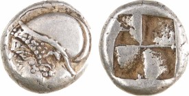Marseille, trihémiobole ou litra, type du Trésor d'Auriol, c.480-470 av. J.-C
A/ anépigraphe
Tête d'Apollon à gauche avec casque corinthien
Carré c...