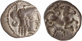Aulerques Cénomans, quinaire dit à la tête de Pallas, Ier s. av. J.-C
A/Anépigraphe
Profil casqué de Pallas Athéné à droite ; la chevelure est dispo...