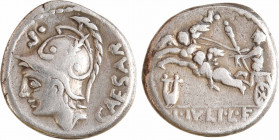 Julia, denier, Rome, 103 av. J.-C
A/CAESAR
Tête casquée de Mars à gauche
R/L. IVLI. L. F
Vénus dans un chariot tiré par deux Cupidons ; devant, un...