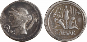Jules César, denier, Espagne, 46-45 av. J.-C
A/Anépigraphe
Tête diadémée de Vénus à gauche, un petit Cupidon sur son épaule droite et un sceptre sur...