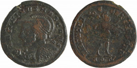 Maximin II Daia, follis, Aquillée, 305-306
A/MAXIMINVS NOB CAES
Buste cuirassé à gauche, tenant un sceptre et un bouclier
R/VIRTVS AVGG ET CAESS NN...