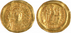 Justin II, solidus, Constantinople, 9e officine, 575-578
A/D N I - VSTI - NVS P P AVG
Buste casqué et cuirassé de face, tenant un globe nicéphore et...
