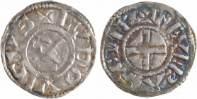 Louis IV d'Outremer, denier immobilisé à son nom, Nevers, vers l'an 1000
A/+ LVDOVICVS
Monogramme REX déformé
R/+ NEVERNIS CVIT
Croix
TTB, Argent...