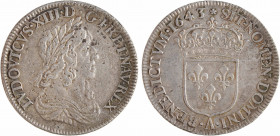 Louis XIII, quart d'écu d'argent, 3e type (2e poinçon), 1643 Paris (rose)
A/LVDOVICVS. XIII. D. G. FR. ET. NAV. REX
Buste à droite du Roi, lauré, dr...
