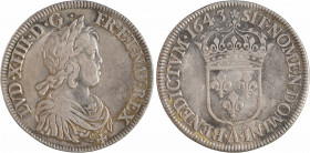 Louis XIV, écu à la mèche courte, 1643 Paris (rose)
A/LVD. XIIII. D. G. - FR. ET. NAV. REX
Buste enfantin du Roi à droite, les cheveux courts, lauré...