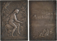 Vernon (F.) : la Source Cachat et l'inauguration des Bains d'Évian, 1902 Paris
A/SOURCE CACHAT
Une allégorie nue assise devant une source dans un pa...